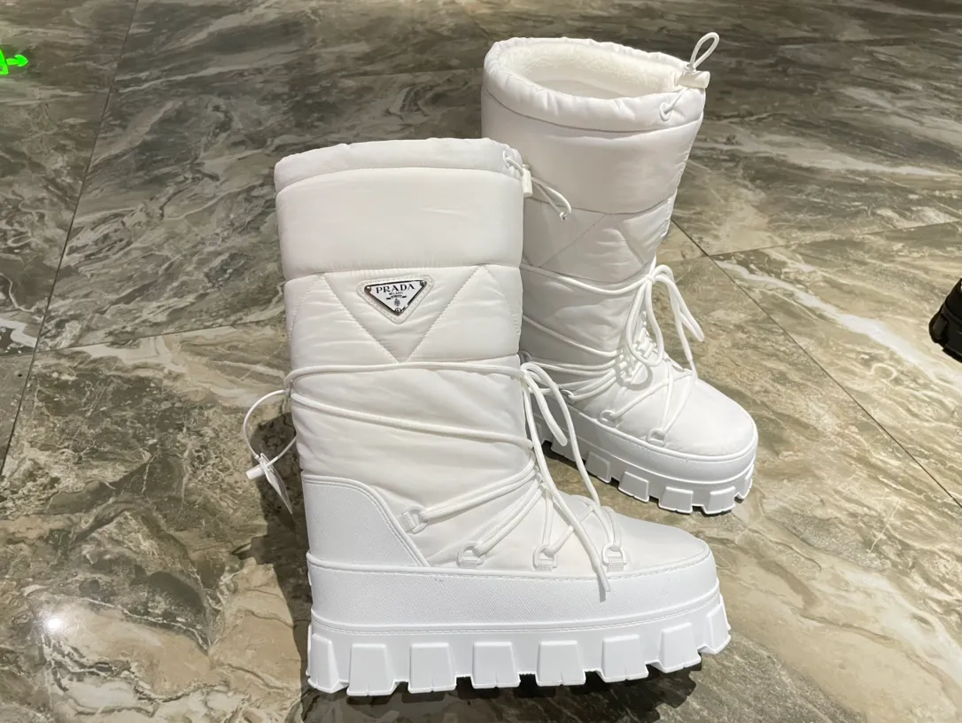 👟👟Ex-factory price 740👟👟 The highest version on the market, Prada's king style, snow boots, ski boots, fat and cute, so cute →_→ From the Prada limited series, unique. Shiny nylon Oblique upper with criss-cross straps for an ideal fit. The boots are made of technical fabric and have a short-cut version. They can be worn in the city or in the mountains. They make the calves slimmer, taller, warmer and have a concave shape. The boots and soles use the original waterproof effect. The size is 35-40. 41Customized